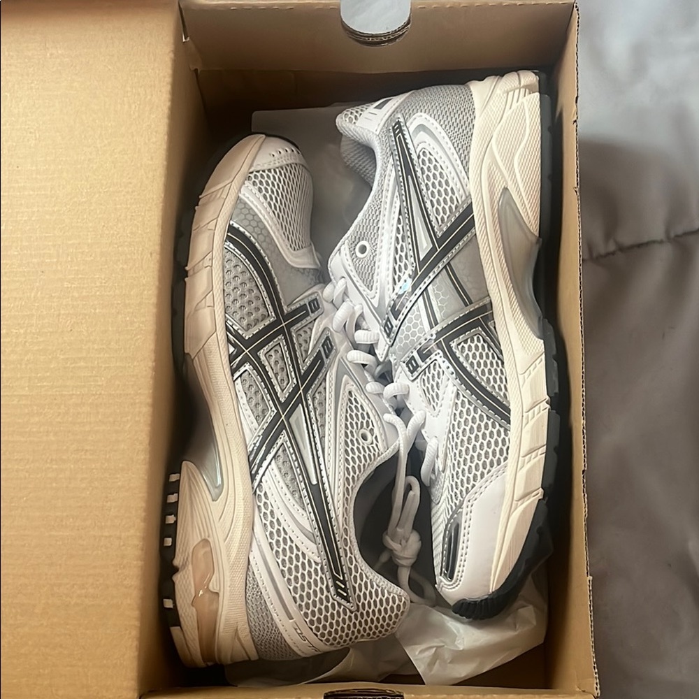 ASICS Men's White and Black Athletic Shoes Gel -DS Trainer 14